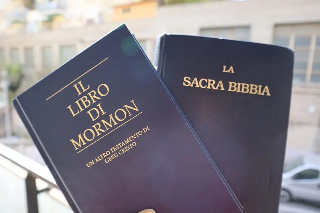 Isang kopya ng Ang Aklat ni Mormon at Ang Bibliya na isinalin sa Italyano. 