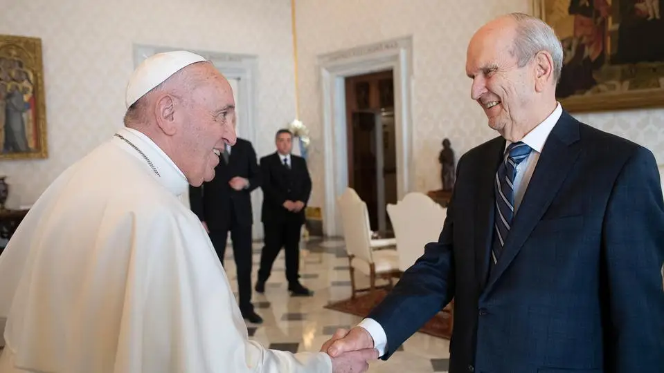 Russell M. Nelson na nakipagkamay kay Pope Francis.
