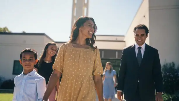 عائلة تمشي خارج المعبد معًا.