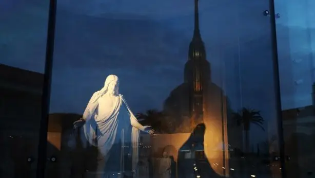 Σιλουέτα του αγάλματος του Χριστού στο κέντρο επισκεπτών του ναού της Ρώμης, Ιταλία