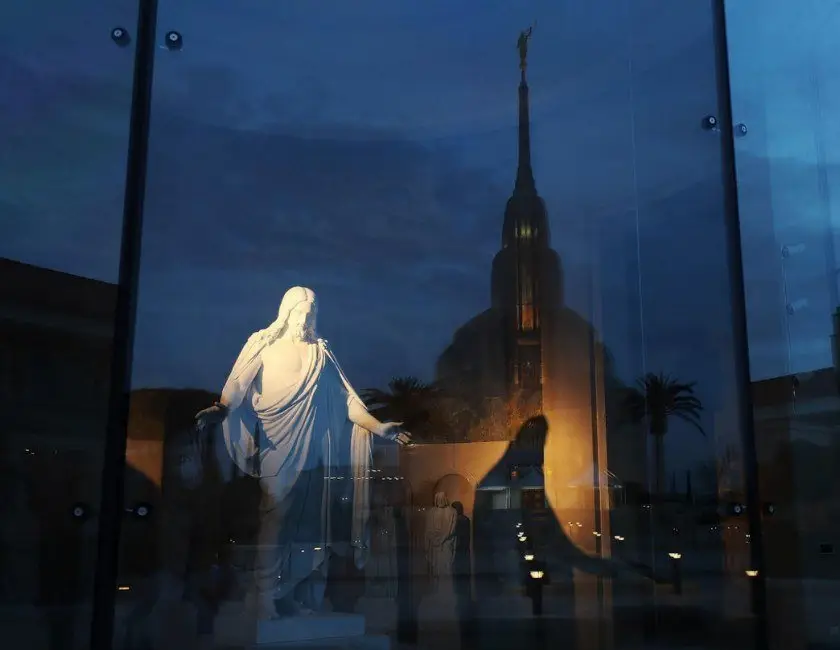 Christus-Statue-Silhouette im Besucherzentrum des Tempels in Rom, Italien